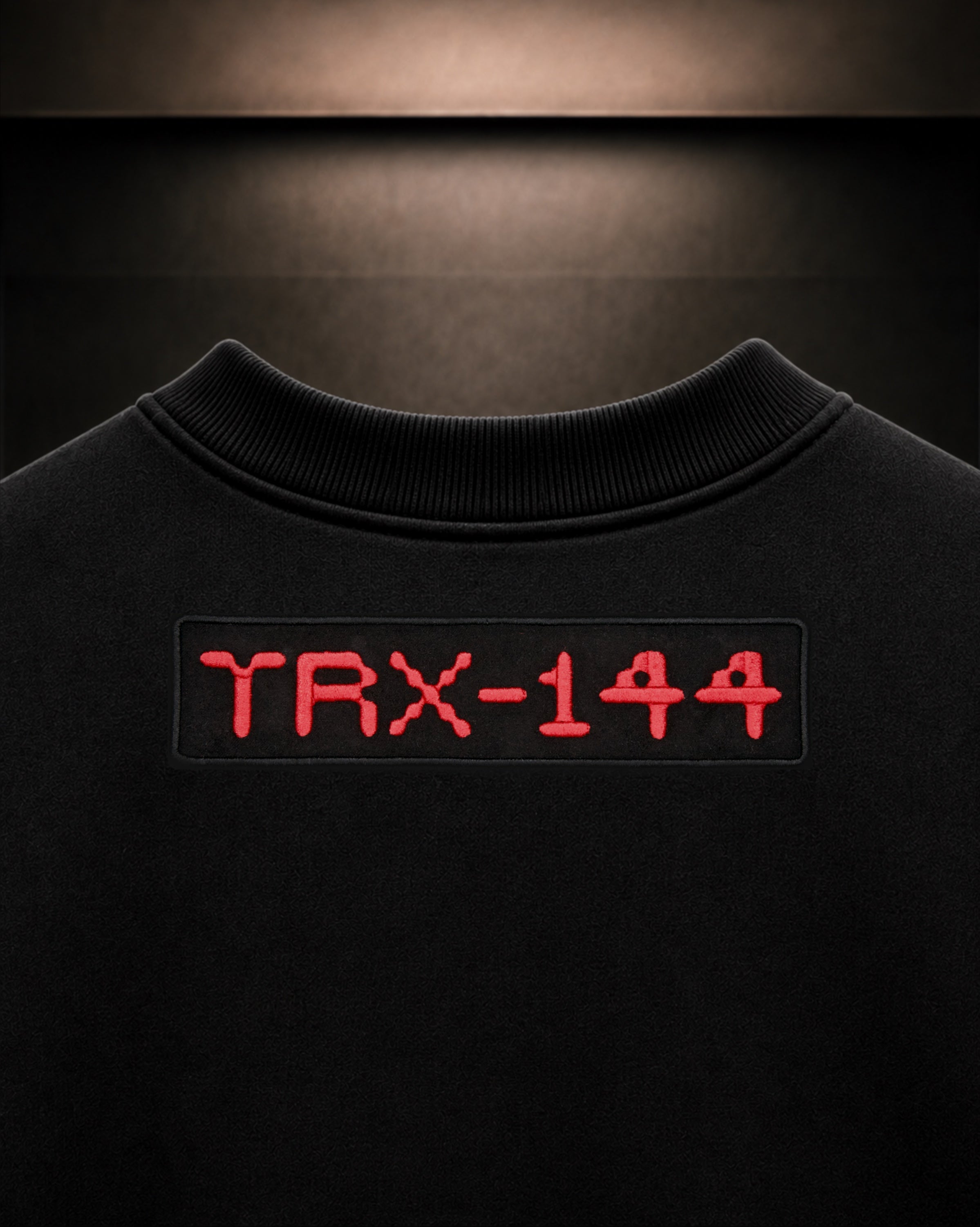 Detalle del tejido de algodón y bordado de la sudadera TRX-144