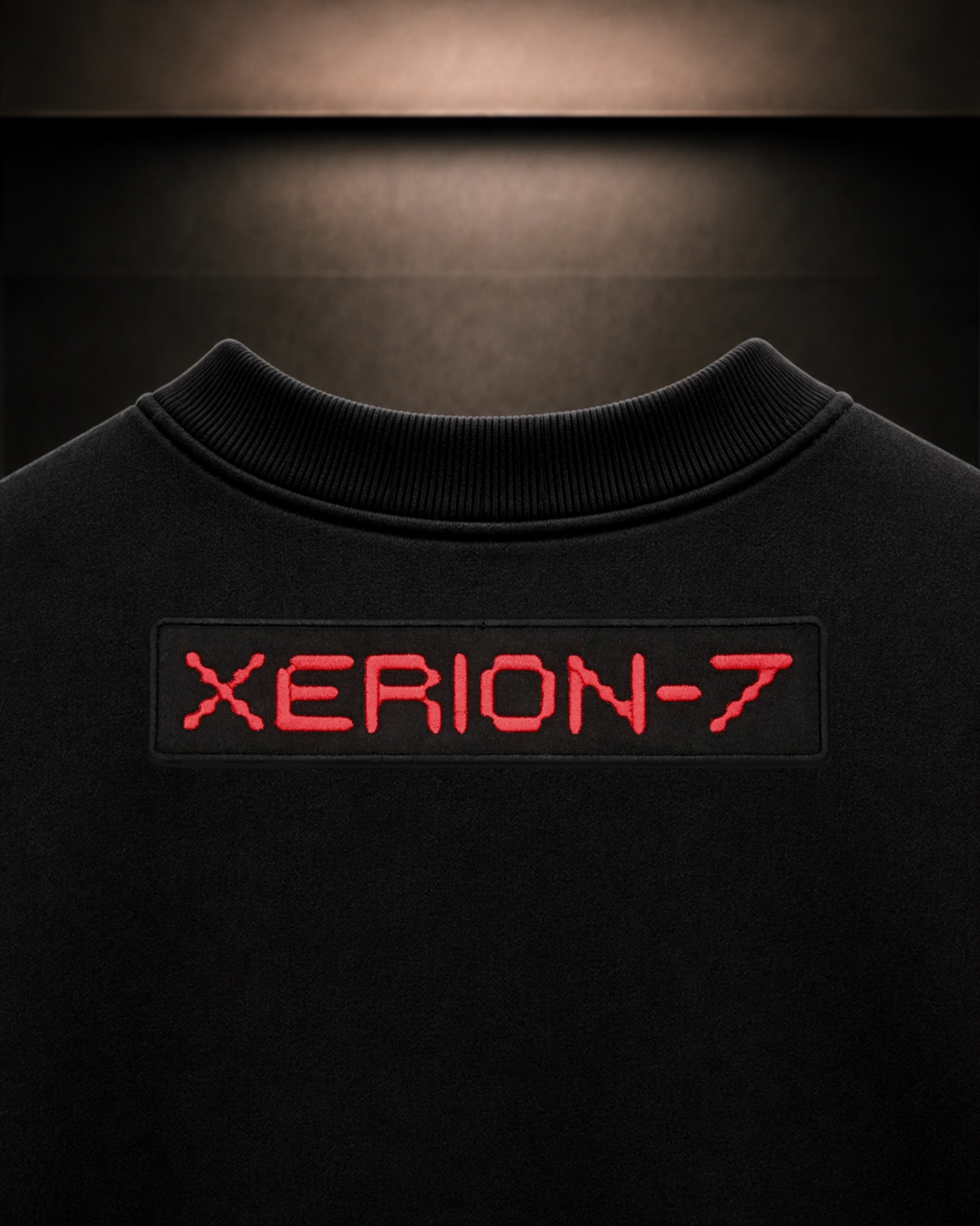 Detalle del tejido de algodón y bordado de la sudadera XERION-7