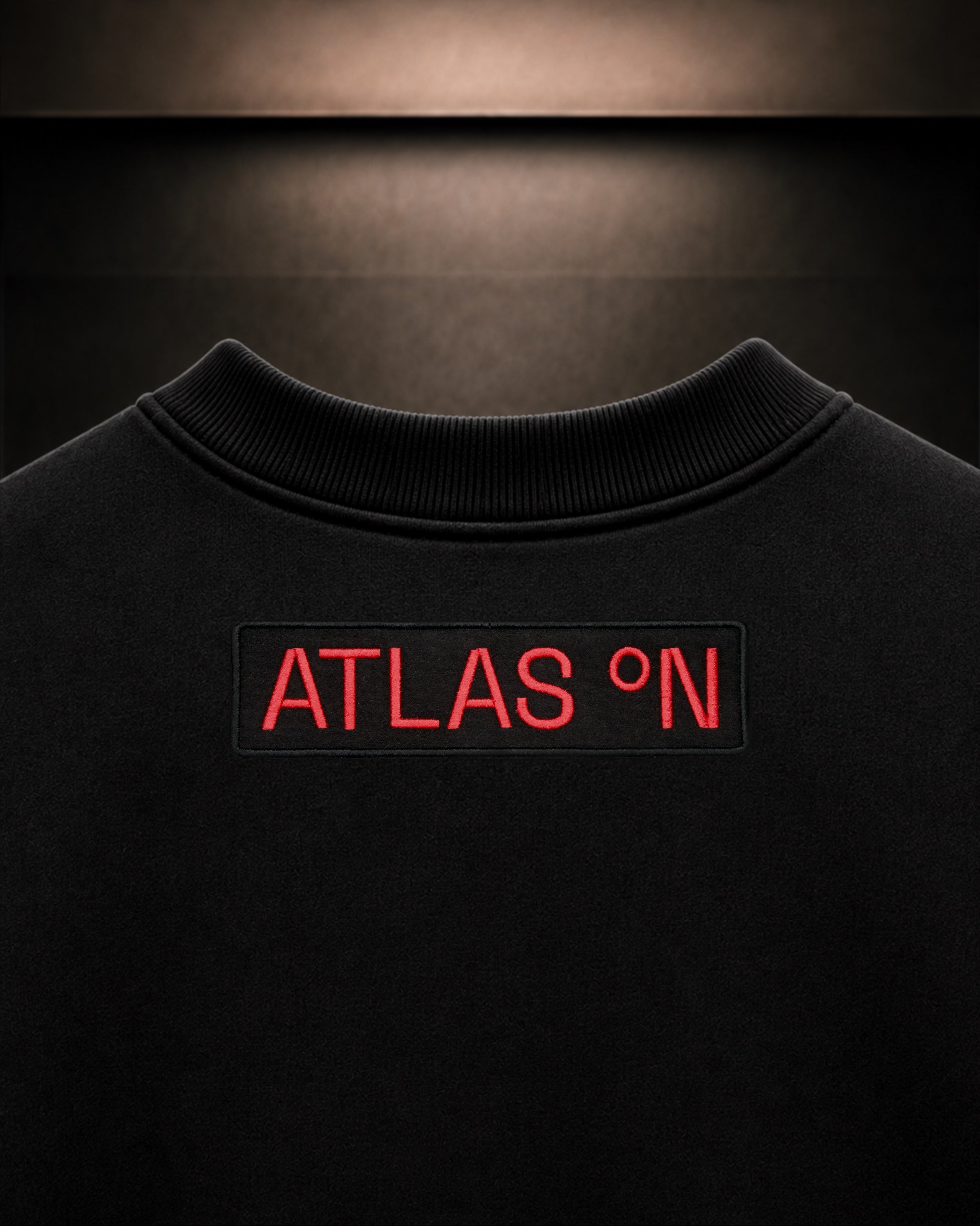 Detalle del tejido de algodón y bordado de la sudadera ATLAS N