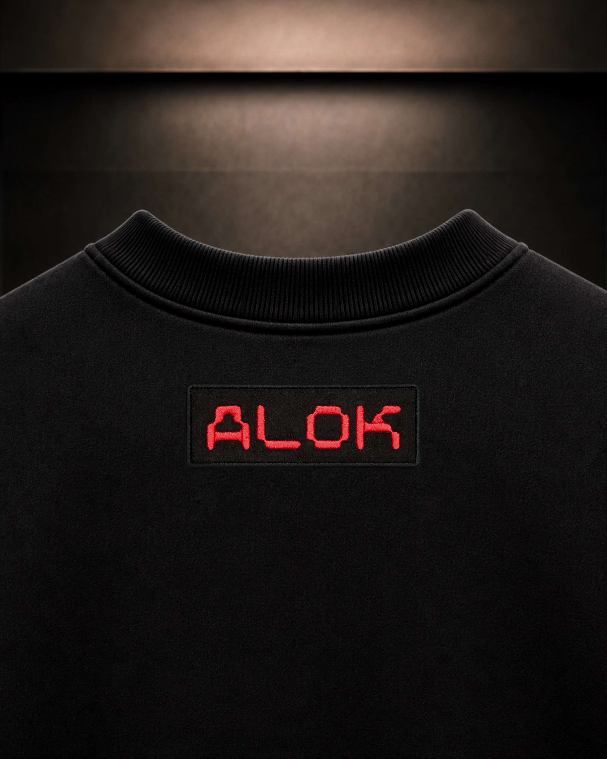 Detalle del tejido de algodón y bordado de la sudadera ALOK