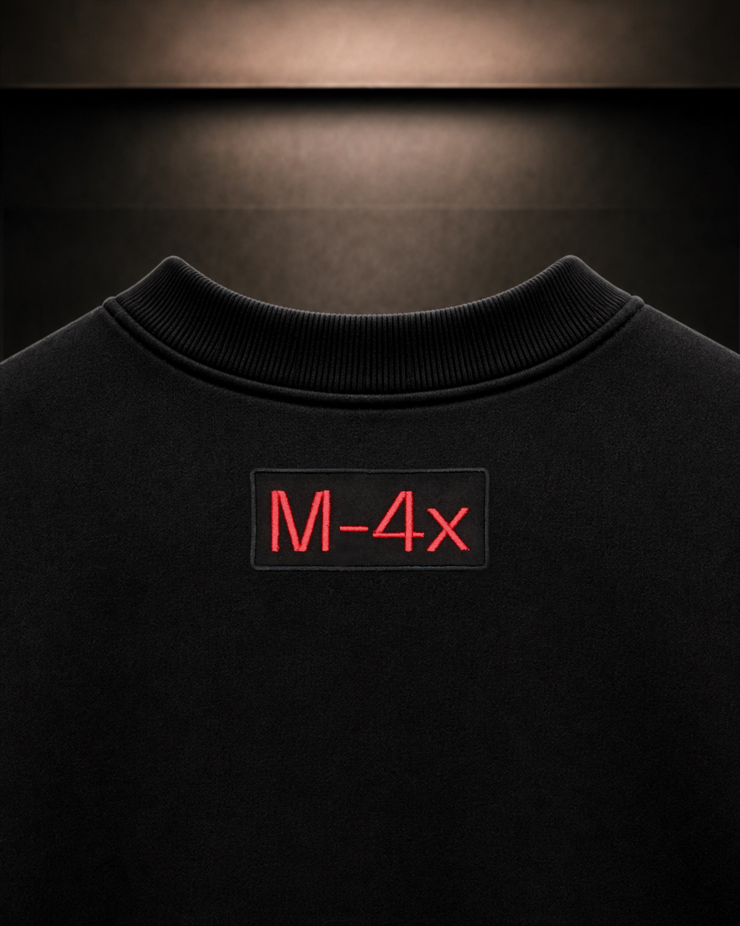 Detalle del tejido de algodón y bordado de la sudadera M-4X