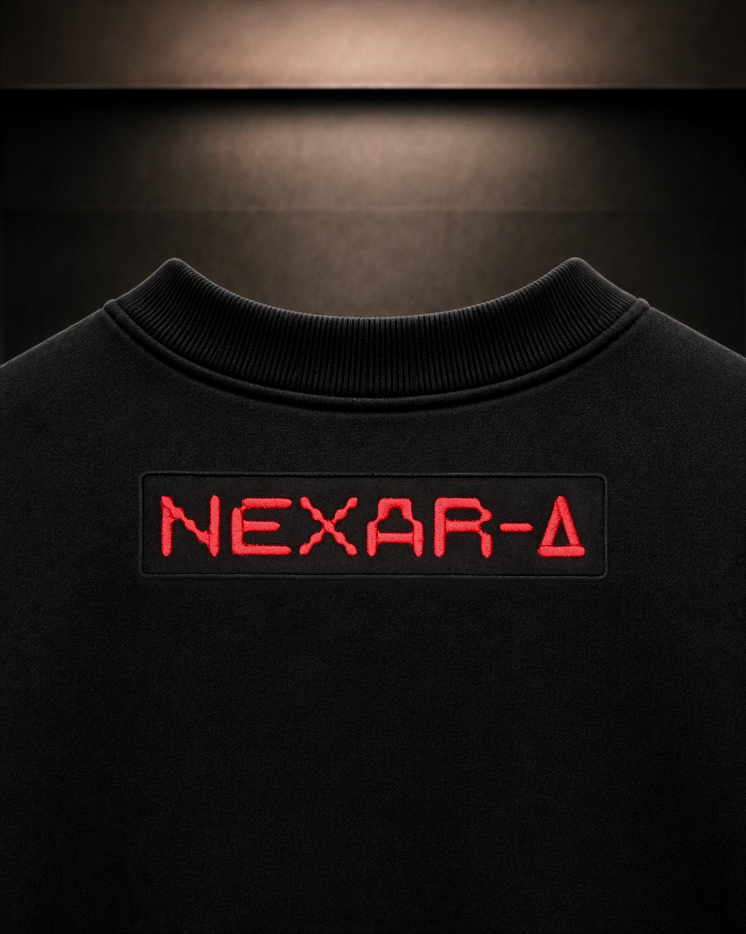Detalle del tejido de algodón y bordado de la sudadera NEXAR