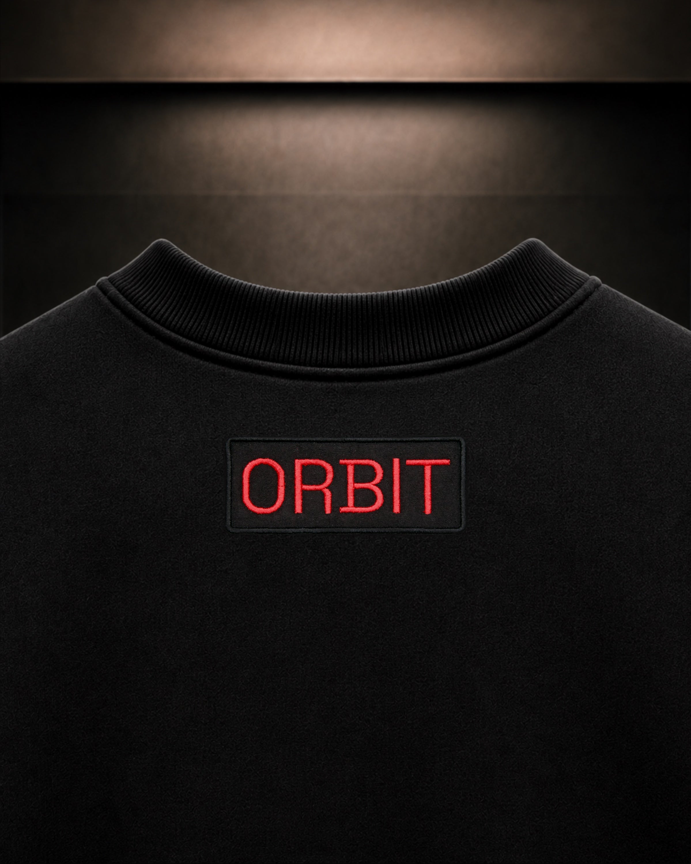 Detalle del tejido de algodón y bordado de la sudadera ORBIT