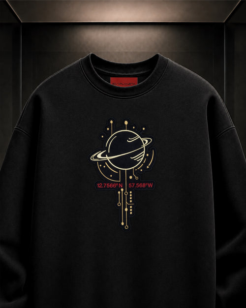 Detalle del bordado ATLAS N en sudadera negra EXOPLANETA