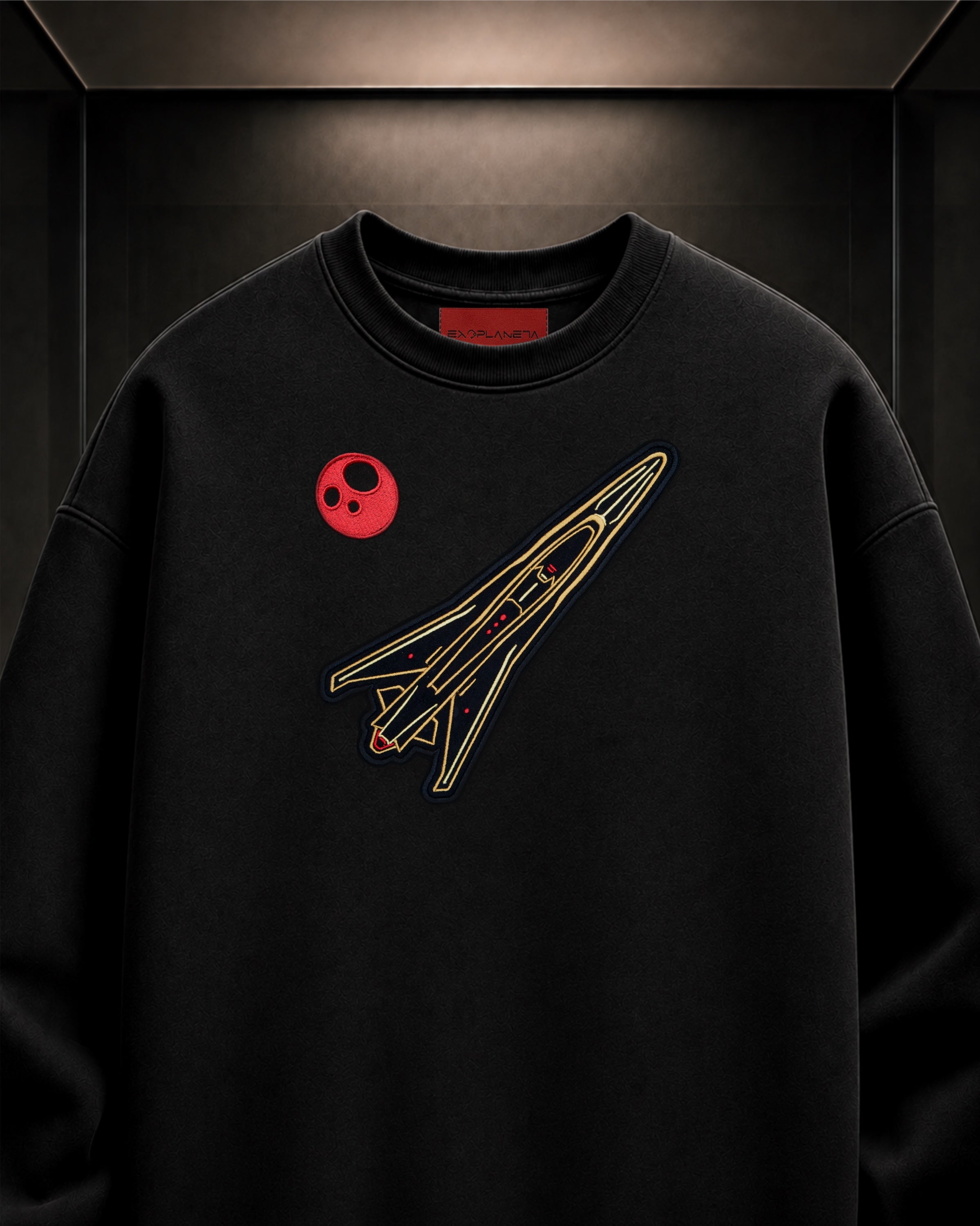 Detalle del bordado ODYSSEY-XI en sudadera negra EXOPLANETA