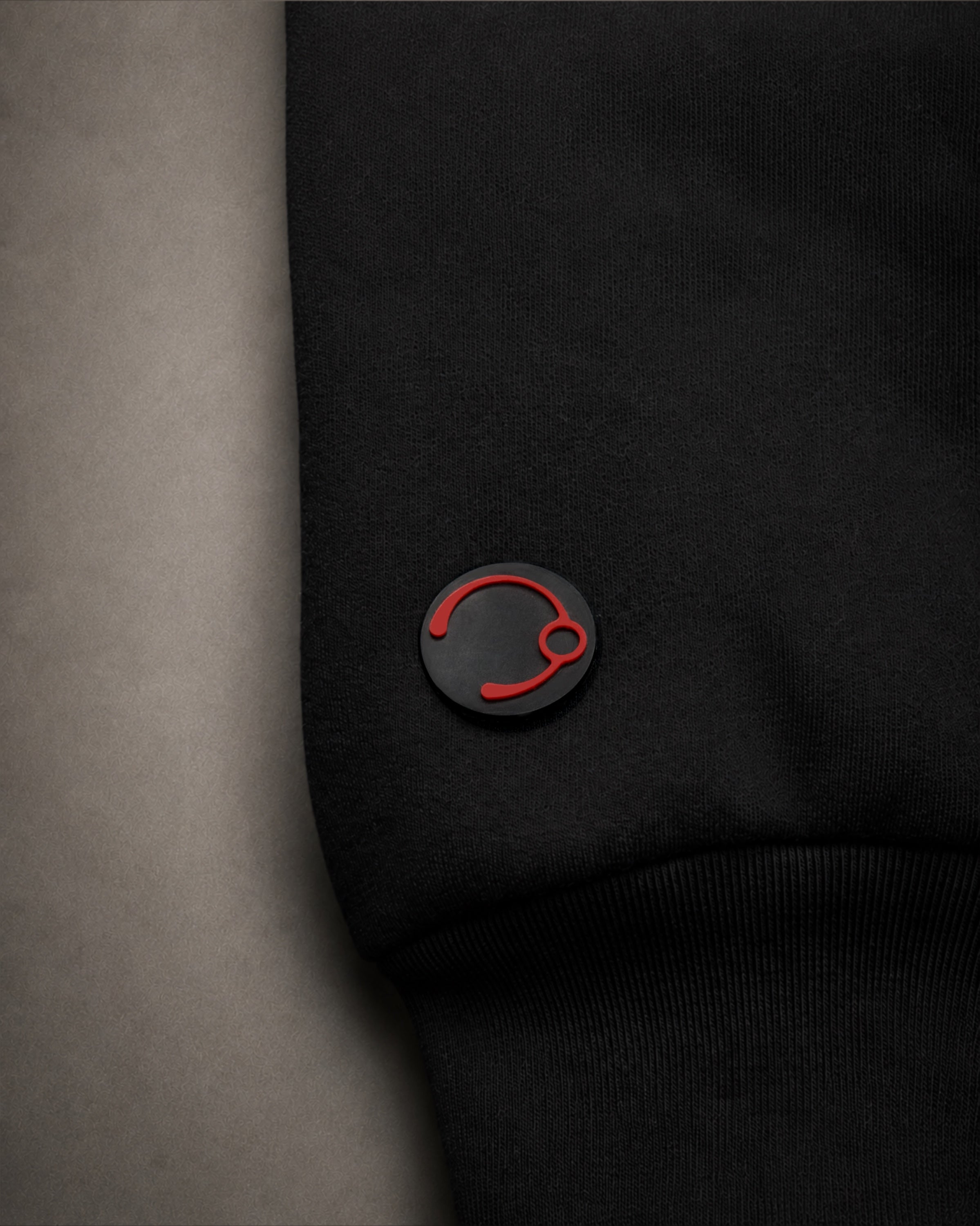 Detalle del sello de goma de la sudadera XERION-7